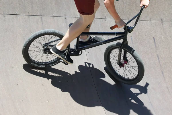 Jongen Met Een Fiets Een Speciale Heuvel — Stockfoto