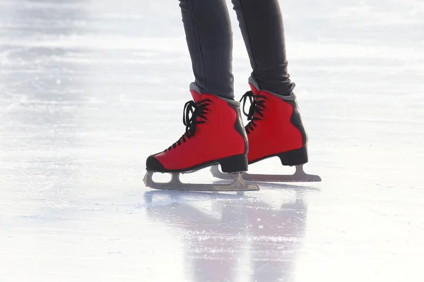 Pernas Femininas Patins Uma Pista Gelo — Fotografia de Stock