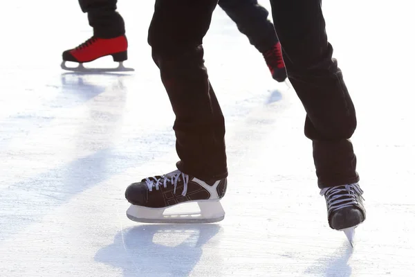 Pies Diferentes Personas Patinando Pista Hielo — Foto de Stock