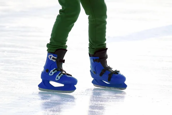 冰上的脚滑冰 — 图库照片