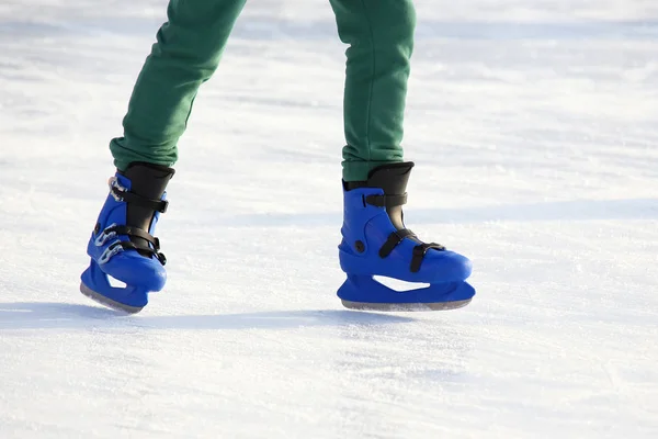 Ноги Синем Катании Льду — стоковое фото