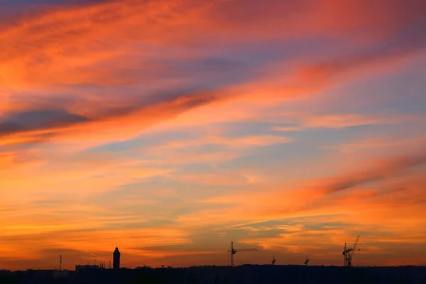 Sehr Heller Sonnenuntergang Über Der Stadt — Stockfoto