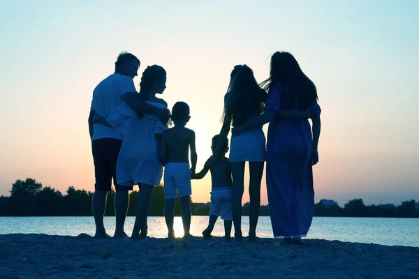Silhouette Famille Sur Fond Coucher Soleil — Photo