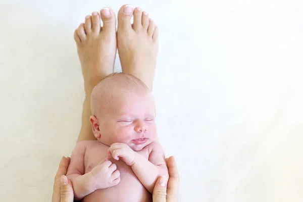 Bebé Recién Nacido Duerme Sobre Los Pies Madre — Foto de Stock