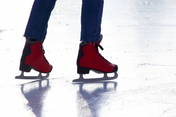 在溜冰场上溜冰的脚 — 图库照片