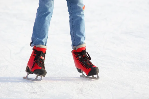 Jambes Féminines Patins Sur Une Glace Rin — Photo