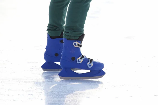 Mavi Buz Rin Pateni Içinde Bacaklar — Stok fotoğraf