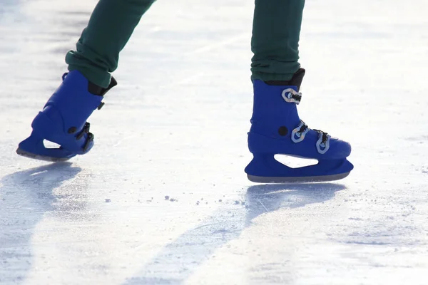 腿在溜冰场上蓝色溜冰 — 图库照片