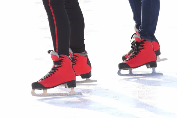 在溜冰场上穿着红色溜冰鞋的脚 — 图库照片