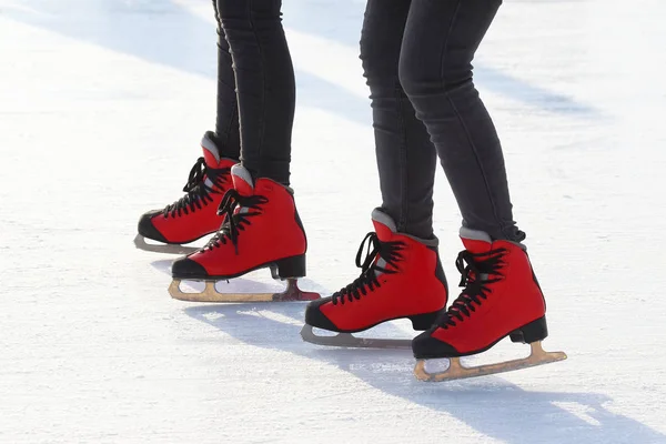 Pieds Patins Rouges Sur Une Patinoire — Photo