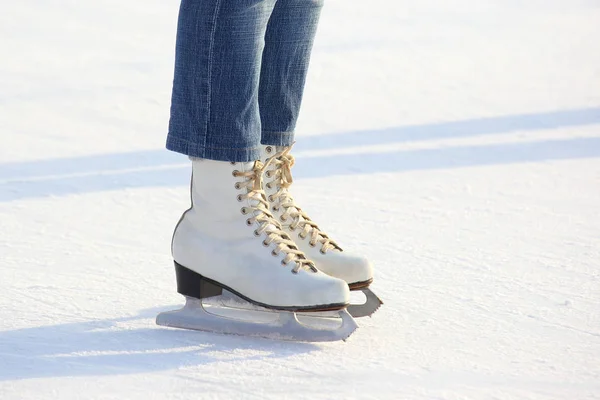 Jambes Féminines Patins Sur Une Glace Rin — Photo