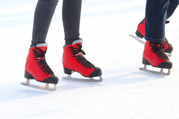 Patas Femeninas Patines Sobre Patín Hielo —  Fotos de Stock