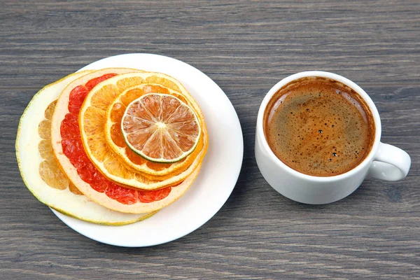 Kopi Hitam Dalam Cangkir Putih Dikelilingi Oleh Jeruk Buah Buahan — Stok Foto