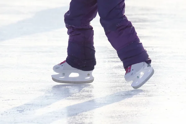 Pieds Enfant Patinant Sur Une Glace — Photo