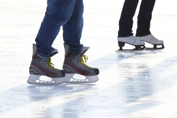 Pieds Personnes Patinant Sur Glace Rin — Photo