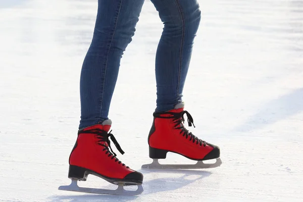 Buz Pistinde Patenli Kadın Bacakları — Stok fotoğraf