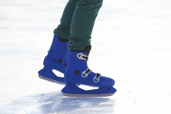 Πόδια Μπλε Πατινάζ Στον Rin Πάγου — Φωτογραφία Αρχείου