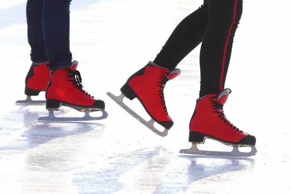 Pés Patins Vermelhos Uma Pista Gelo — Fotografia de Stock