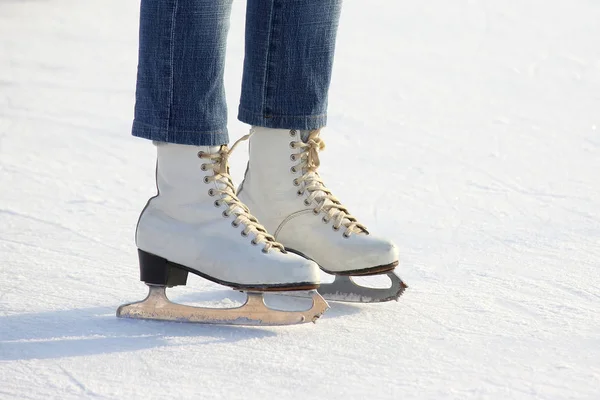 Vrouwelijke Benen Schaatsen Een Ijs Rin — Stockfoto