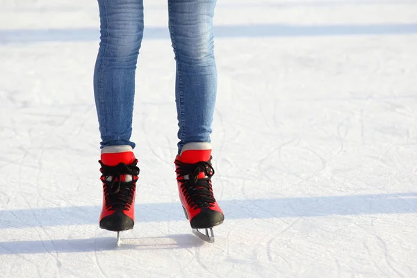 Frauenbeine Auf Schlittschuhen Auf Dem Eis — Stockfoto