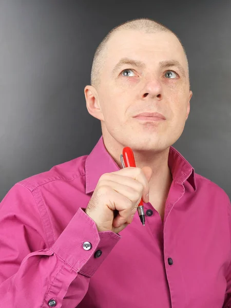 Retrato Del Hombre Negocios Con Camisa Rosa Bolígrafo — Foto de Stock