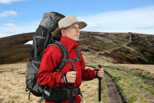 Utrustad Med Resenären Röd Jacka Med Fotvandring Polacker Ser Fjärran — Stockfoto