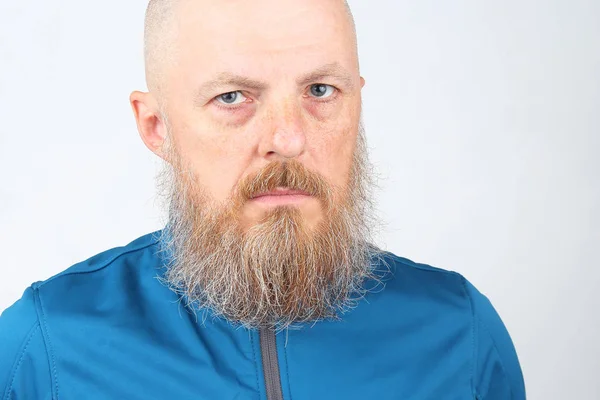 Retrato Homem Barbudo Sério Jacke Esportes Azul — Fotografia de Stock