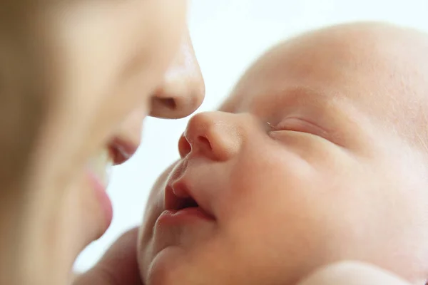 Retrato Bebé Recién Nacido Dormido Con Una Madre Cerca — Foto de Stock