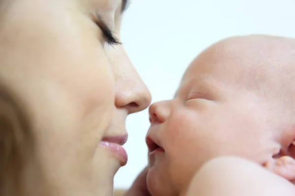 Retrato Bebé Recién Nacido Dormido Con Una Madre Cerca — Foto de Stock