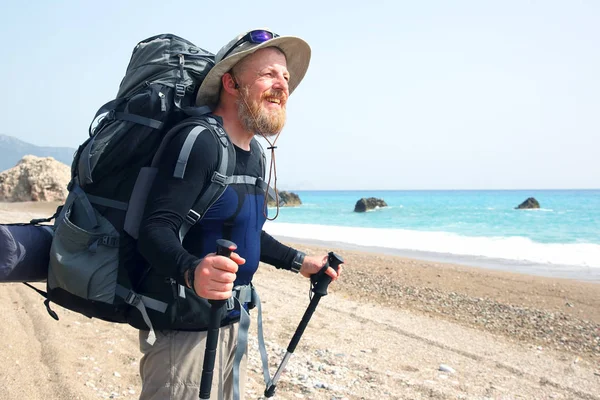 Бородатый Путешественник Рюкзаком Пляже Наслаждается Красивыми Пейзажами — стоковое фото