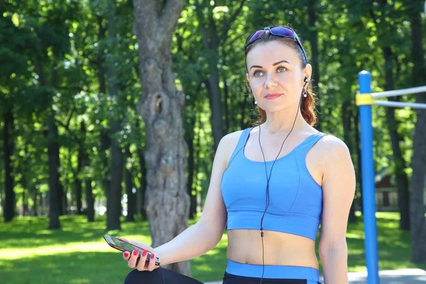 Leuke Jonge Sportieve Meisje Luisteren Naar Muziek Een Wandeling — Stockfoto