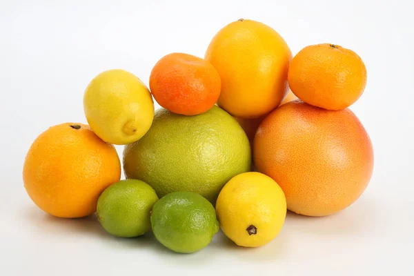 在白色背景上的不同柑橘类水果 图库图片