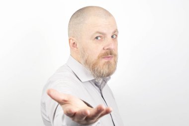 Adam ile uzattığı yardım eli açık renkli sakallı