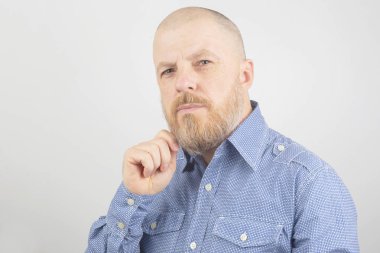 Hafif arka planda sakallı bir adamın portresi.