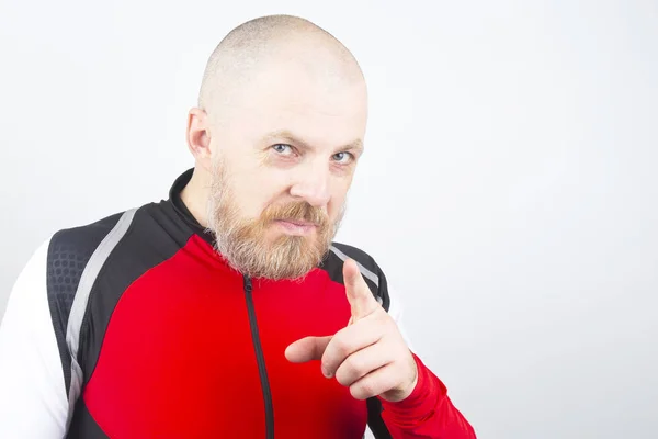 Бородатий чоловік у спортивному светрі з індексним пальцем — стокове фото