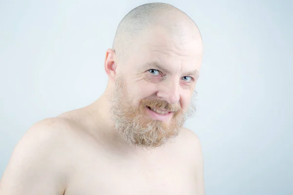 Портрет счастливого бородатого при мягком освещении — стоковое фото
