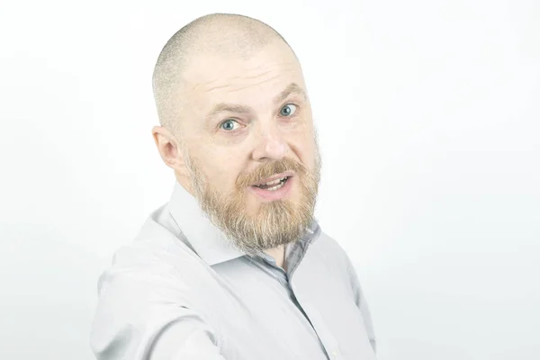 Portret van een man met baard op een lichte achtergrond — Stockfoto