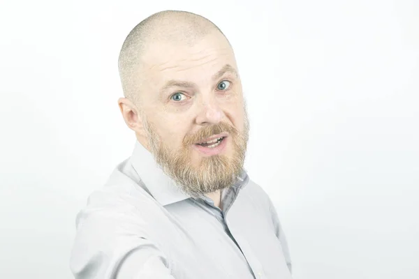 Retrato de un hombre barbudo sobre un fondo claro —  Fotos de Stock