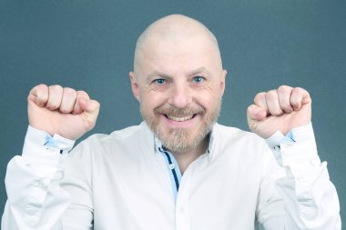 Kaldırdı kollu gömlekli mutlu bir sakallı adam portresi