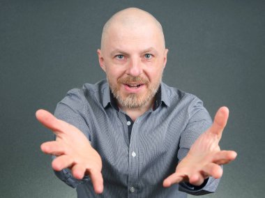 sakallı adam uzanmış silah ve açık avuç içi ile