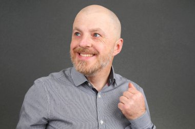 Kel ve sakallı mutlu bir adamın portresi.