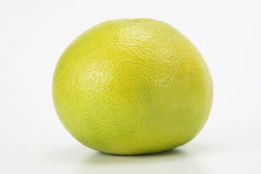 Beyaz arkaplanda taze greyfurt