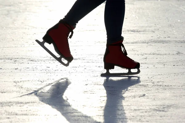 Катание на коньках на катке — стоковое фото