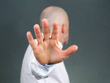 Adam olumsuz el hareketi yaptı ve sırtını döndü.