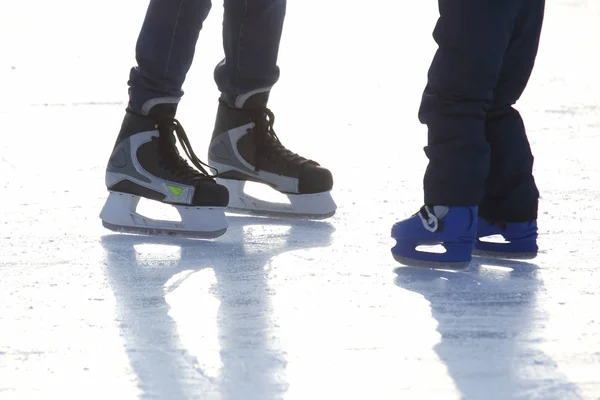 Pieds patinant sur la patinoire — Photo