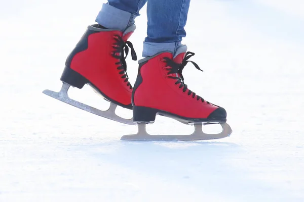 Piedi di persone che pattinano sulla pista di ghiaccio — Foto Stock