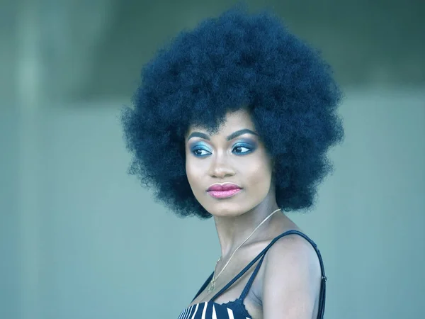 Menina africana elegante e bonita — Fotografia de Stock