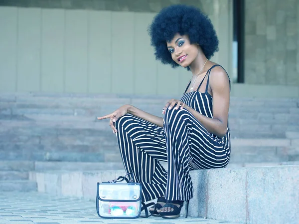 Menina africana elegante e bonita sorrindo — Fotografia de Stock