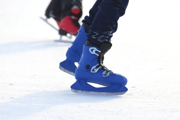 Gente patinando en la pista de hielo — Foto de Stock