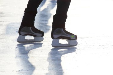 Buz pateni pistinde kayan insanlar